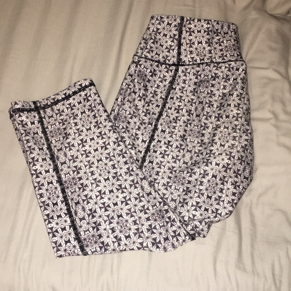 Slightly cropped athletic leggings